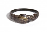 Roman Bronze Marriage Ring with Dextrarum Iunctio, 3rd - 5th century AD; diam cm 1,7. Provenance: English private collection.