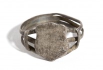 Ancient Silver Ring with Coat of Arms, 17th - 18th century; diam cm 1,9. Provenance: English private collection.