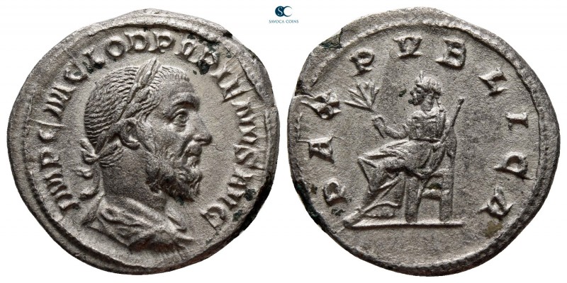 Pupienus AD 238. Rome
Denarius AR

19 mm, 3,07 g

IMP C M CLOD PVPIENVS AVG...