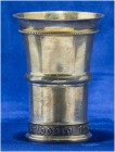SCHWEIZ - SCHÜTZENPOKALE UND SCHÜTZENMEMORABILIA
Fribourg
Schützenbecher in Silber 1934. Fribourg. Tir fédéral. 120.00 g. Martin 162. In Originalsch...