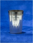 SCHWEIZ - SCHÜTZENPOKALE UND SCHÜTZENMEMORABILIA
Waadt
Schützenbecher in Silber 1921. Payerne. Tir Jeunesses vaudoises. 44.00 g. Martin -. Sehr selt...