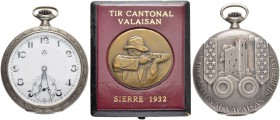 SCHÜTZENUHREN
Wallis / Valais
Schützenuhr in Silber 1932. Kantonalschützenfest Sierre. Hersteller Alliance Horlogère (Biel) & H. Racine (Sierre). 87...