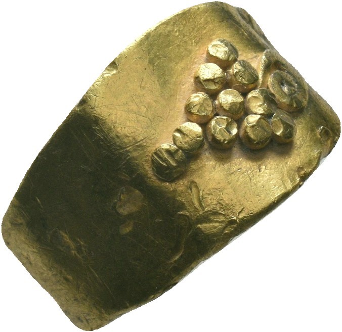 Ancient Greek Gold Ring with Grape bunch inlaid, 3rd - 1st Century BC.

Condit...