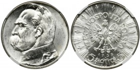 Pilsudski, 5 zloty 1938 - NGC MS62
Piękny, najwyższej świeżości egzemplarz.&nbsp;
Techniczna nota nie odzwierciedla urody oferowanej monety.Referenc...