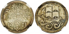 Free City of Danzig, 1/2 gulden 1923 - NGC MS65
Znakomity egzemplarz w starej patynie.
Wczesny rocznik, który w tak doskonałym stanie zachowania, pr...