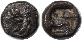 Griechische Münzen, IONIA, Phokaia. Circa 521-478 v. Chr. AR Diobol (1.05 g. 9 mm), Vs.: Kopf des Greifs nach links mit hervorstehender Zunge. Rs.: In...