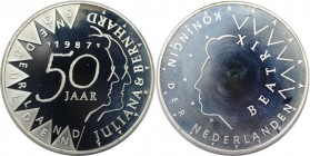 Europäische Münzen und Medaillen, Niederlande / Netherlands. Goldene Hochzeit von Juliana und Bernhard. 50 Gulden 1987, Silber. 0.74 OZ. KM 209. Polie...