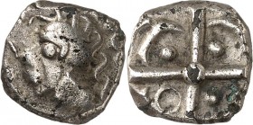 GALLIEN. 
TOLOSATES (um Vieille Toulouse). 
Drachme (118/74 v.Chr.) 3,12g. Negroid wirkender Gallierkopf, mit Frisur aus 5 Y-Ornamenten mit wellenar...