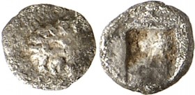 IONIEN. 
STÄDTE. 
KOLOPHON (bei Degirmendere). 1/48&nbsp;Stater (Tetartemorion) (550/525 v.Chr.) 0,19g. Archaischer Kopf des Apollon Klarios n.l.&nb...