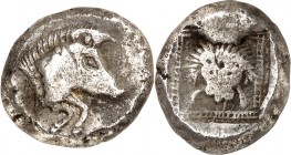 LYKIEN. 
Unbekannte Stadtkönige 500-480 v. Chr. Stater 9,37g. Eberprotom\'e9 n.r. / Löwenskalp v. oben in einer Zahnschnittbordüre, in einem leicht v...