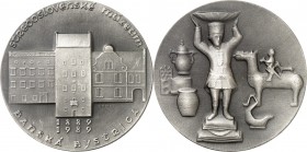 ARCHITEKTUR. 
MUSEEN. 
BANSKA BYSTRICA (Neusohl, Slowakei). Medaille 1989 (v. Ronai) auf 100 Jahre Bestehen d. Mittelslowakischen Museums. Ansicht d...