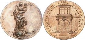 ARCHITEKTUR. 
MUSEEN. 
LINZ. Medaille 1975 (v. H. Zobl) a.d. Stadtmuseum Nordico. Ansicht Portal d. Nordico / Figur d. Maria Immaculata vom Apotheke...