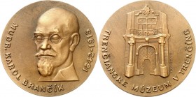 ARCHITEKTUR. 
MUSEEN. 
TRENCIN (Trentschin). Medaille 1985 (v. Strumarik) a.d. Städt. Museum und Mudr. Karol Brancik (1842-1915) Ansicht d. barocken...