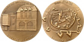 ARCHITEKTUR. 
MUSEEN. 
UHERSKE HRADISTE (Tschechien, Mähr. Slowakei). Medaille o.J. (Sign. R, Münze Kremnitz) a.d. Slowakische Museum. Ansicht d. Mu...