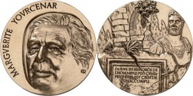 PERSONEN. 
DICHTER und SCHRIFTSTELLER. 
"YOURCENAR", Marguerite (de Crayencour) *1903 Brüssel +1987 Bar Harbor. Medaille o.J. (1989) (v. E. Rousseau...