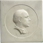 PERSONEN. 
MALER und BILDHAUER. 
KOLBE, Georg *1877 Waldheim +1947 Berlin. Porzellanplakette 1977 (v.S. Schütz b.KPM). Kopf n.r. in vertieftem Rund ...