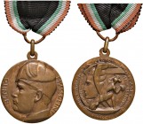 Benito Mussolini - Medaglia adunata legioni mutilati 1932 - 28,65 grammi. Opus Santagata. Con nastrino originale.
qFDC