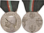 Benito Mussolini. - Medaglia 220° legione camice nere Africa Orientale 1937 - 25,75 grammi. Opus Papi. In metallo argentato. Con nastrino originale.
...