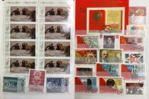 Russia Varie- Album contenente unD988a raccolta di francobolli - Come da foto.
n.a.