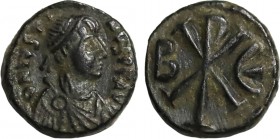 JUSTIN I (518-527). Pentanummium. Constantinople.
Obv: D N IVSTINVS P P AVG.
Diademed, draped and cuirassed bust right.
Rev: Large Chi-Rho; B to left,...