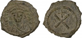 TIBERIUS II CONSTANTINE (578-582). 10 Nummi. Constantinople.
Obv: d M TIЬ CONSTANT P P AVG.
Crowned, draped and cuirassed bust facing.
Rev: Large X; c...