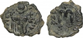 Constans II (641-668).Ae 40 Nummi . Constantinople. Obv: Constans standing facing, wearing crown and chlamys, and holding long cross and globus crucig...