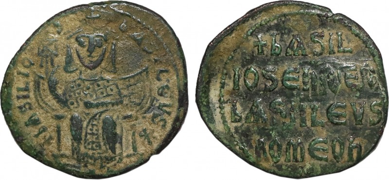 BASIL I THE MACEDONIAN (867-886). Follis. Constantinople.
Obv: + BASILIOS bASILE...