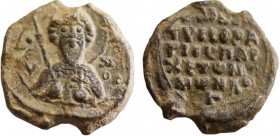 BYZANTINE LEAD SEAL.
Obv: ΘωΔωPO.
Bust of St. Theodoros with cuirass, shield and spear. Condition: Very fine.
Weight: 2.22 g.
Diameter: 14 mm
