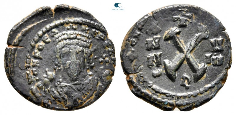 Phocas AD 602-610. Theoupolis (Antioch)
Decanummium Æ

18 mm., 2,45 g.

ver...