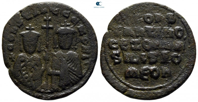 Constantine VII Porphyrogenitus, with Zoe AD 913-959. Constantinople
Follis Æ
...