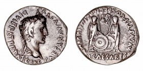 Augusto
Denario. AR. Lugdunum. (27 a.C.-14 d.C.). R/Cayo y Lucio togados, con sendos escudos, encima símpulo y lítuo, alrededor ley. 3.69g. RIC.207. ...