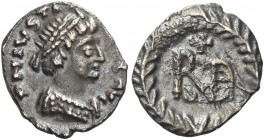 Theoderic, 493 – 526 
Pseudo-Imperial Coinage. In the name of Justin I, 518-527. Quarter siliqua, Ravenna 518-526, AR 0.68 g. D N IVSTI – [NVS] P AVC...