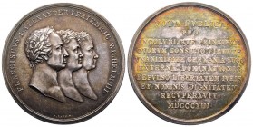 Coalition contre la France, Vienne, 1813, AG 26.2 g. 46.4 mm par Lang 
Avers : FRANCISCVS I ALEXANDER I FRIEDRIC WILHELM III I 
Revers : VOTA PVBLICA ...