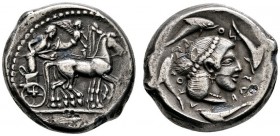 Sizilien
Syrakus. 2. Republik 466-406 v. Chr. Tetradrachme. Biga mit Wagenlenker nach rechts, die von Nike bekränzt wird / Büste der Arethusa mit hoc...