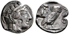 Attika
Athen. Tetradrachme ca. 393-350 v. Chr. Athenakopf im attischen Helm nach rechts / Eule mit hersehendem Kopf nach rechts stehend vor Olivenzwe...