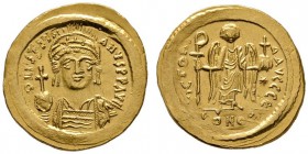 Justinianus I. 527-565
Solidus 542/565 -Constantinopolis-. 5. Offizin. Behelmte Panzerbüste von vorn mit Kreuzglobus und Schild / Engel von vorn steh...
