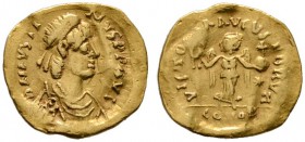 Justinianus I. 527-565
Tremissis -Constantinopolis-. Drapierte Büste mit Perldiadem nach rechts / Victoria mit Kreuzglobus und Kranz von vorn stehend...