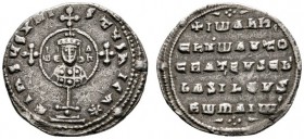 Johannes I. Tzimiskes 969-976
Miliaresion -Constantinopolis-. Stufenkreuz mit Christusmedaillon / Fünf Zeilen Schrift. Sommer 39.3, DOC 7, Sear 1792....