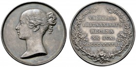 Großbritannien
Victoria 1837-1901
Silbermedaille 1837 von W. Wyon, auf den Regierungsantritt. Büste mit Haarknoten nach links / Fünf Zeilen Schrift ...