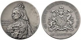 Großbritannien
Victoria 1837-1901
Mattierte Silbermedaille 1901 von Lauer, auf ihren Tod. Gekröntes Hüftbild mit Schleier nach links / Staatswappen....