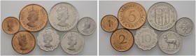 Mauritius
Kursmünzen-Proof-Satz (7-teilig) 1971. Bestehend aus: 1 Cent, 2 Cents, 5 Cents, 10 Cents, 1/4 Rupee, 1/2 Rupee und 1 Rupee. KM PS 2 (KM 31-...