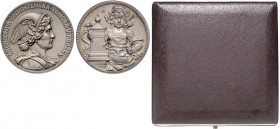 CZECHOSLOVAKIA, CZECH REPUBLIC&nbsp;
Silver medal Trade association Prague, original box, 63,48g, J. V. Myslbek, 60 mm, Ag 900/1000&nbsp;

about UN...