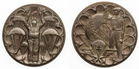 FRANCE: AE medal (172.19g), ND, 73mm, Free French Paratrooper bronze medal, parachutist landing amongst a field of parachutes // COMMANDOS PARACHVTIST...