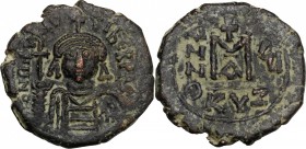 Maurice Tiberius (582-602). AE Follis, Cyzicus mint. D/ Bust facing. crowned, holding clobus cruciger and shield. R/ MIB 75. DOC 134. Sear 519. AE. g....