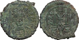Maurice Tiberius (582-602). AE Follis, Cyzicus mint. D/ Bust facing. crowned, holding clobus cruciger and shield. R/ MIB 75. DOC 134. Sear 519. AE. g....