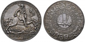 Brandenburg-Bayreuth
Christian Ernst 1655-1712
Silberner Schautaler 1673 von Johann Jakob Wolrab (Nürnberg), auf die Kreisobristenwürde. Geharnischt...