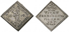 Nürnberg, Stadt
Silberabschlag der Steckenreiter-Klippe 1650. Ähnlich wie vorher, jedoch der Junge ohne Mütze mit lockigem Haar. Ke. S. 25 Abb. a, Sl...