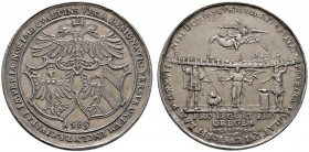 Nürnberg, Stadt
Silberne Ratsmedaille 1585 von Valentin Maler. Gekrönter, doppelköpfiger Reichsadler über zwei Stadtwappen / Prospekt der Stadt Nürnb...