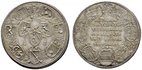 Nürnberg, Stadt
Silbermedaille 1730 von S. Dockler und P.G. Nürnberger, auf den gleichen Anlass. Die drei Nürnberger Stadtwappen im Wappenkranz der s...