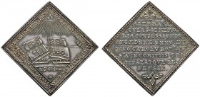 Nürnberg, Stadt
Silberne Medaillenklippe 1730 von P.G. Nürnberger, auf den gleichen Anlass. Strahlende Dreieinigkeit über drei aufgeschlagenen Bücher...